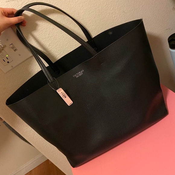 Victoria’s Secret large getaway leather tote 🖤